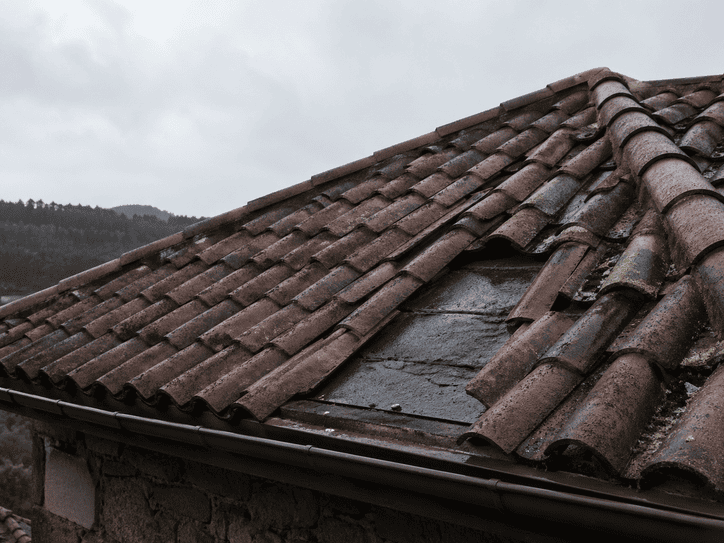 Señales de deterioro en tejado con goteras y filtraciones en Asturias